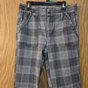 Very cute black and white plaid pants with elastic at ankles. Size small
